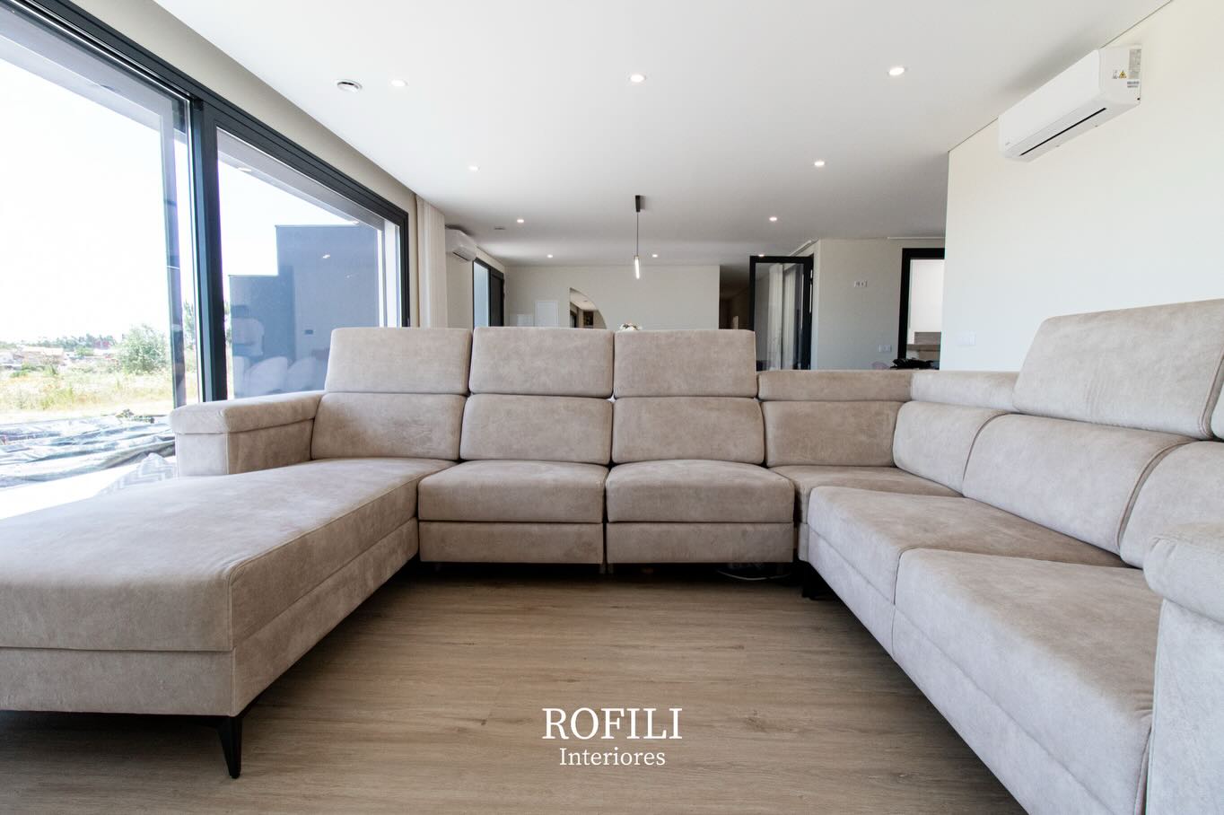 Sofá modular por medida de grande escala, com chaise longue e módulos ajustados à sala